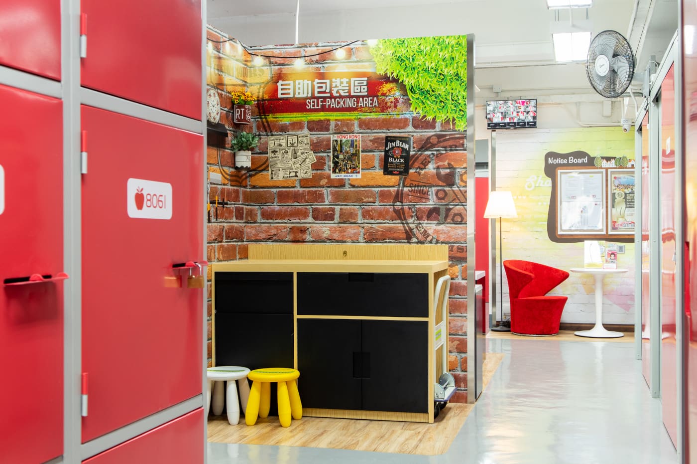 元朗雄偉迷你倉分店設有包裝專區，方便客戶自行包裝物品