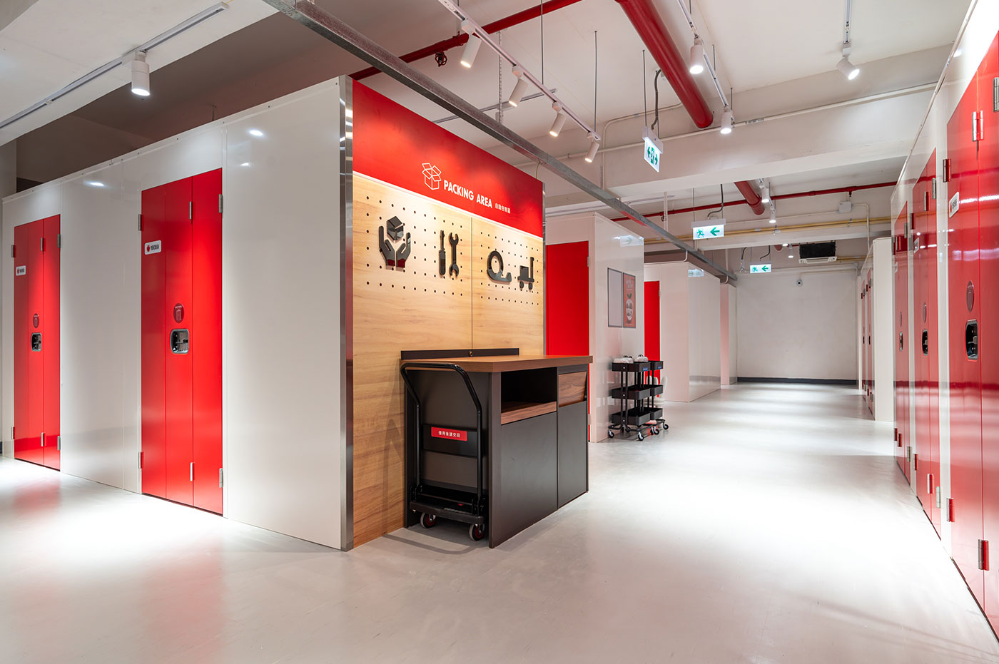 黃竹坑各間分店均設有自助包裝專區，提供各種包裝用品及設施