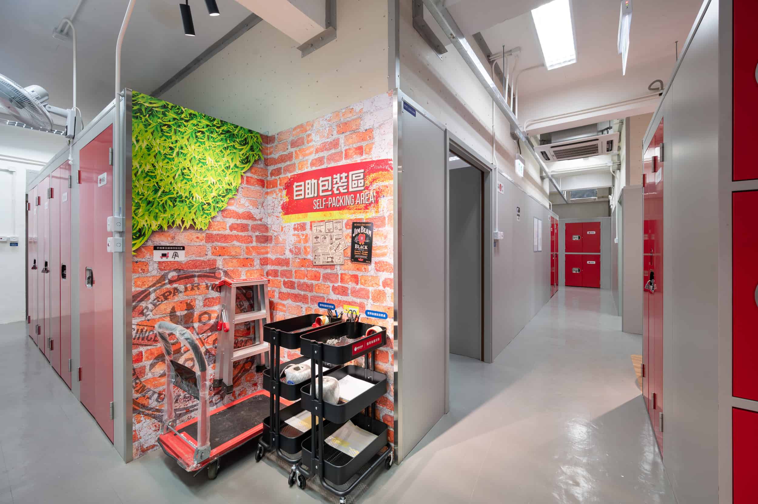 設有自助包裝區，提供各種包裝物料及工具
